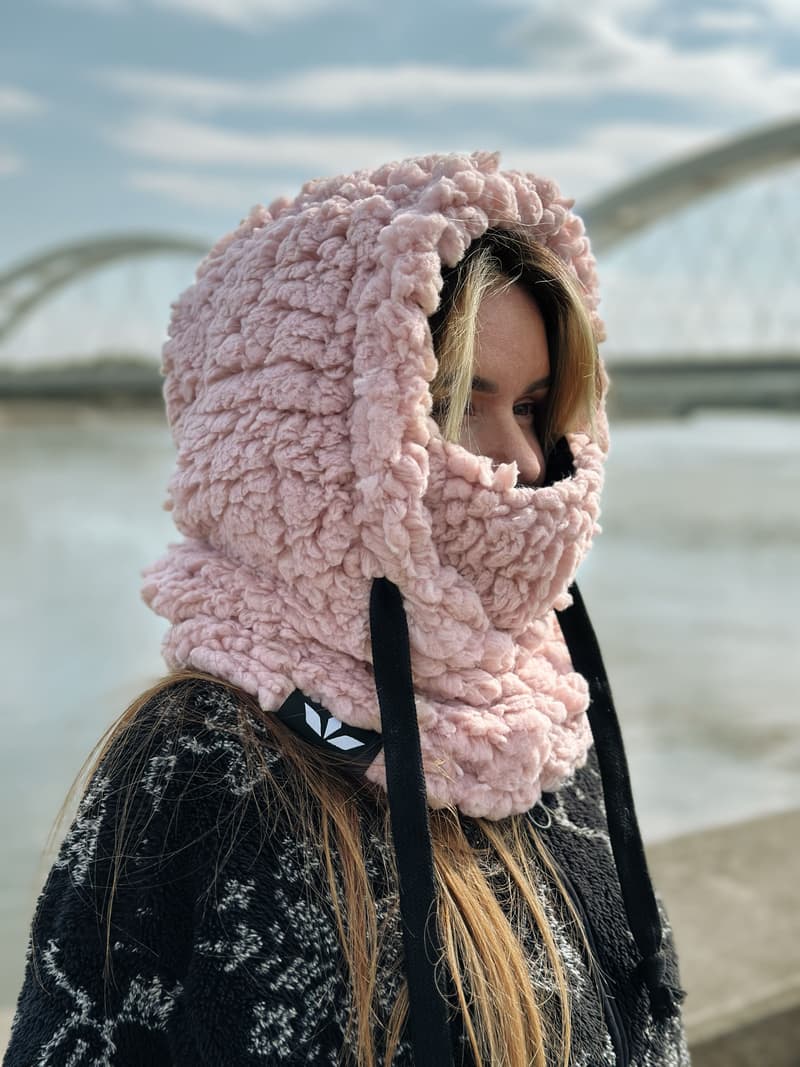 Wonderland kapuljača u puder roza boji na modelu
