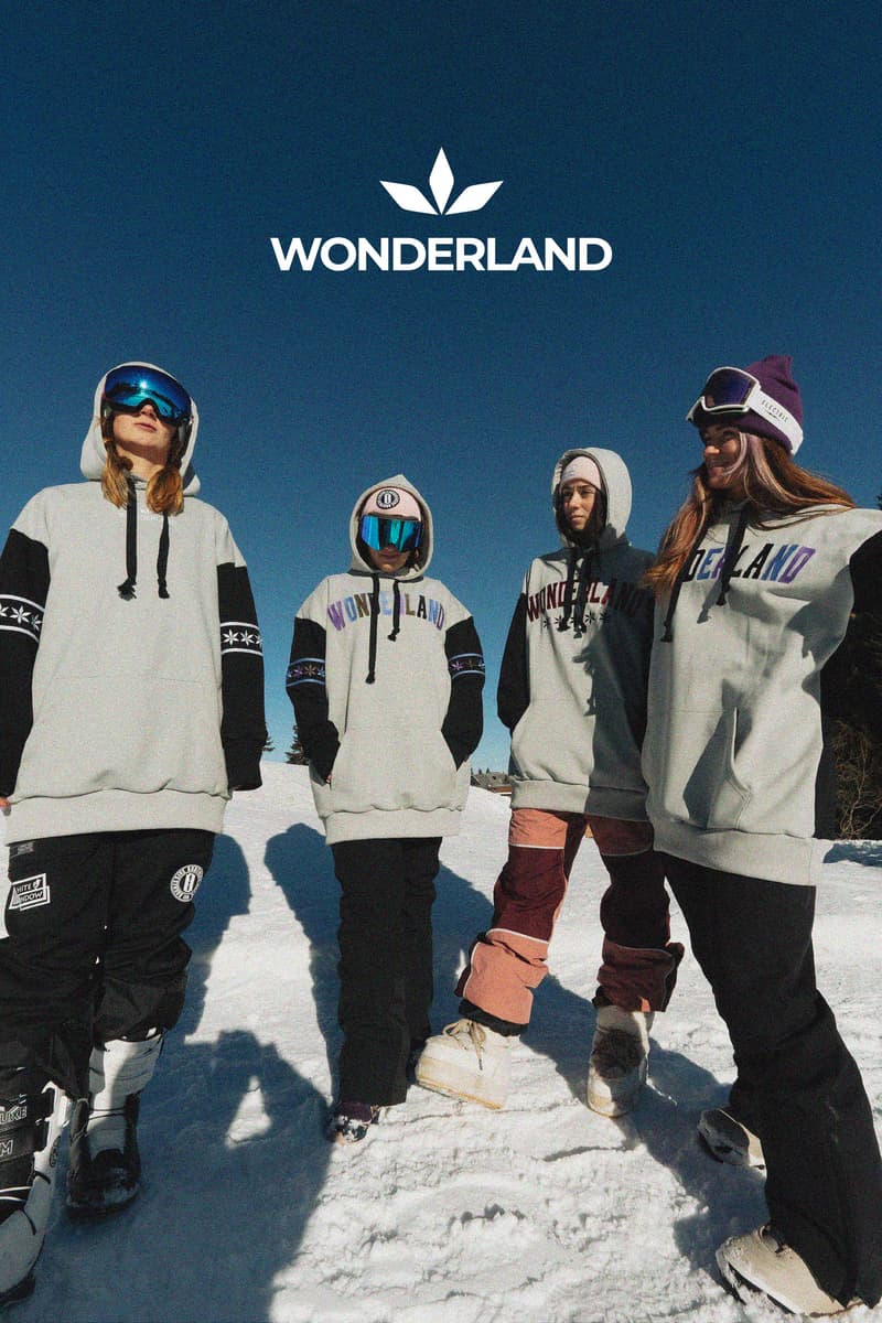 Grupa modela u različitim varijantama Wonderland duksa LONG na snegu