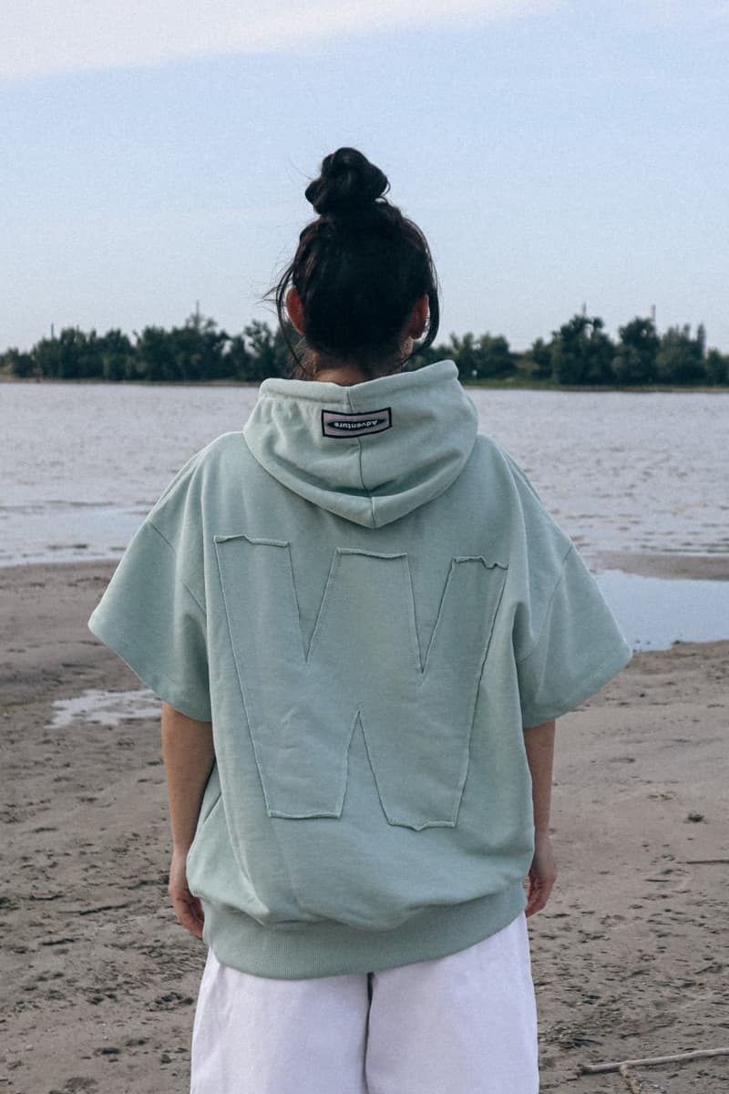 Žena s leđa u mint Wonderland duksu kratkih rukava OFF na obali