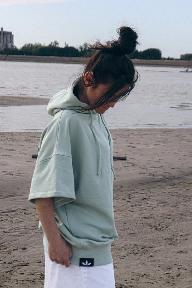 Žena u mint Wonderland duksu kratkih rukava OFF, bočni prikaz