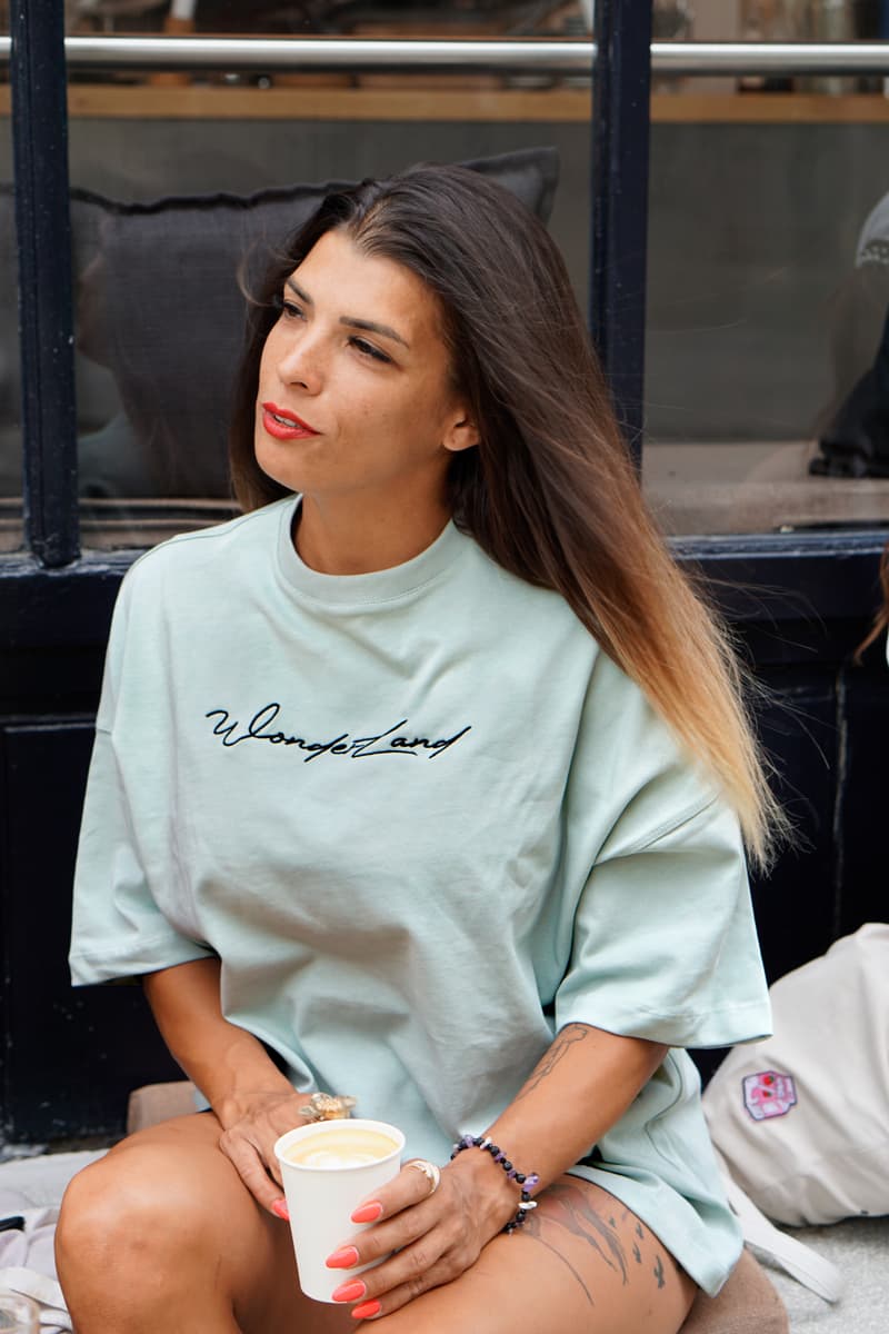 Žena u mint Wonderland oversize majici, prikaz prednje strane