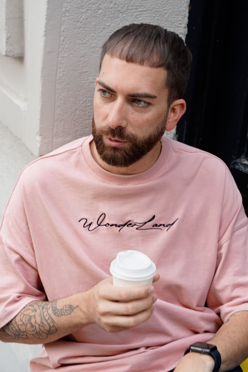 Muškarac u roza Wonderland oversize majici, prikaz prednje strane